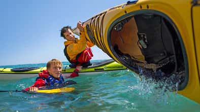 Gekenterte Kanufahrer im Wasser
