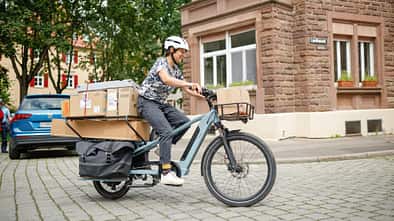 E-Lastenrad I Test I Decathlon Btwin Elops I Fahrbild mit Paketen