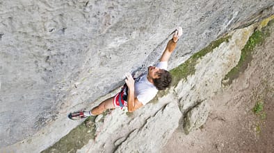 Flo Haubner klettert Ab geht die Post (8+) am Kühloch