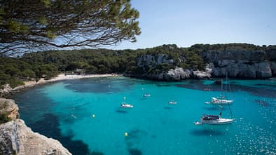Menorca Balearen Balearische Insel Strand Meer Boote Bucht Cala Mararella in Ciutadella 