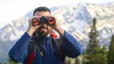 Wanderer mit Fernglas