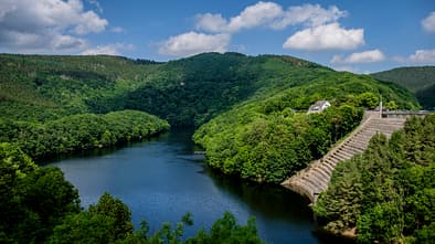 Urfttalsperre (Urftsee), Pleasure-Boot auf dem Obersee, einem Stausee zwischen Einruhr und Rurberg, Ortsteil Simmerath in der "Städtereiche" Aachen, Deutschland