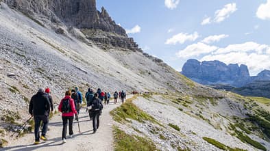 Viele Wanderer an den Drei Zinnen in den Dolomiten