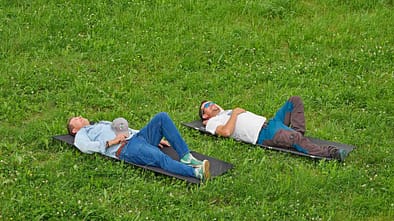 Vergleich, Feldbett, Helinox, Semptec, Liegen f_Vergleich_Feldbett_Helinox-vs-Semptec_Aufmacher