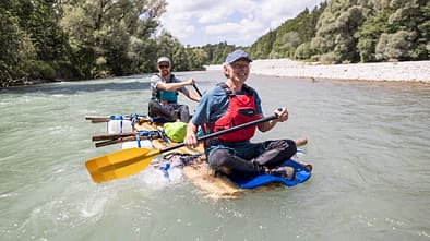Floßbau: auf einem Floß ein Stück die Isar hinabfahren