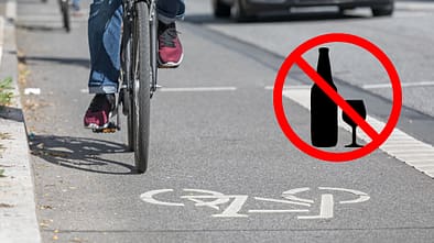 Radfahrer auf Radstreifen mit Alkohol-verboten-Symbol Radfahrer auf Radstreifen mit Alkohol-verboten-Symbol