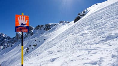 Lawinenwarnschild in den Alpen