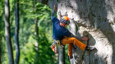 Wir ­ stellen euch die schönsten Felsen für entspannte Klettertage in Deutschland vor.