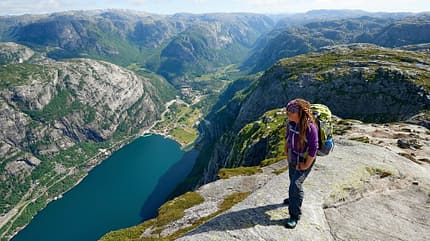 Hoch über dem Lysefjord in Norwegen Hoch über dem Lysefjord in Norwegen