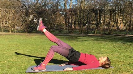 od-keen-trailfit-2017-Workout_draussen_EinbeinigesBeckenheben (jpg) od-keen-trailfit-2017-Workout_draussen_EinbeinigesBeckenheben (jpg)