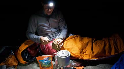 Licht im Dunkeln: Eine Stirnlampe ist beim Trekking ideal Licht im Dunkeln: Eine Stirnlampe ist beim Trekking ideal