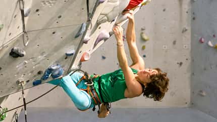 KL Schulter stabilisieren Aufmacher sarah Kletterhalle Vorstieg TEaser KL Schulter stabilisieren Aufmacher sarah Kletterhalle Vorstieg TEaser