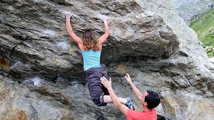 KL Herauspendelnde Füße beim Bouldern KL Herauspendelnde Füße beim Bouldern