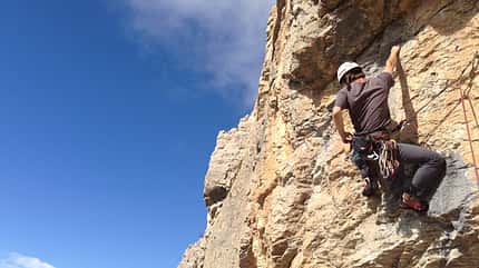 KL Tete d'Aval Briancon alpines Sportklettern mit Helm Teaserbild KL Tete d'Aval Briancon alpines Sportklettern mit Helm Teaserbild