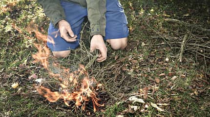 Feuer machen mit Feuerstahl Feuer machen mit Feuerstahl