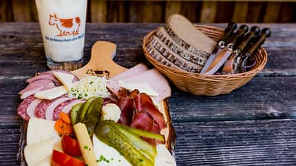 Brotzeit auf der Berghütte