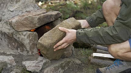 Steinofen selbst gebaut mit Mörtel aus Sand, Erde und Asche Steinofen selbst gebaut mit Mörtel aus Sand, Erde und Asche