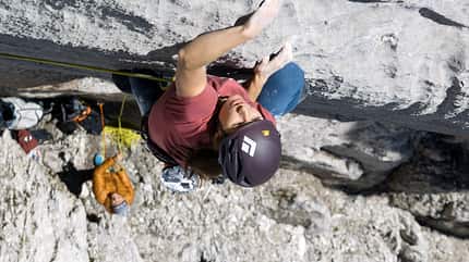 Babsi Zangerl klettert Kampfzone (8b+, 5 SL) im Rätikon Babsi Zangerl klettert Kampfzone (8b+, 5 SL) im Rätikon