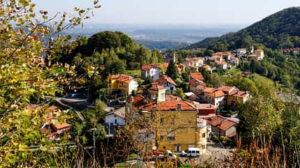 Ansicht von oben,Außenaufnahme,außen,Blick von oben,draußen,erhöht,Europäer,europäisch,hoch,italienisch,Italien,Luftaufnahme,menschenleer,Outdoor,Piemont,Provinz Biella,Stadtansicht,Stadt,Südeuropa,Tageslicht,tagsüber,Überblick,RM_imagebroker Alpenstadt des Jahres 2021: Biella Italien