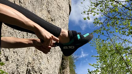 Kletterschuhe anziehen am Fels Kletterschuhe anziehen am Fels