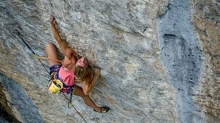 Solveig Korherr klettert La Cabane du Canada 9a in Rawyl Solveig Korherr klettert La Cabane du Canada 9a in Rawyl