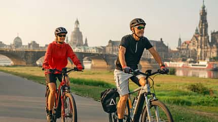 Dresden,Elberadweg,Elbflorenz,Elbufer,Elbwiesen,Hochschule der Bildenden Künste,Radreise,Sachsen,Semperoper,Trekking,bike,cube,ebike,elbe,fahrrad,mountainbike,rad,radweg,sonnenaufgang Green Issue 04/2022