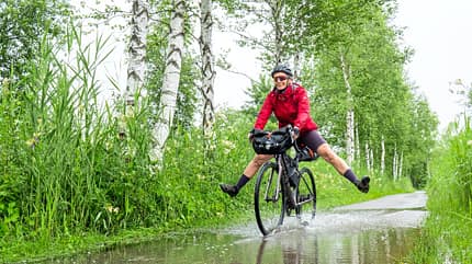 Sueddeutschland,Allgaeu,Bodensee,Reise,reisen,Tourismus,Tradition,Landschaft,Panorama,Fahrrad,Fahrradtour,radeln,radwandern,Fahrradurlaub,Radwanderweg,Fernradweg,Pfuetze,Regen,Southern Germany,Lake of Constance,travel,tourism,landscape,panoramic,bike tourism,bike trip,puddle,rain,WerbungPR,Release vorhanden OD SH 01/2022: Seen-Trip