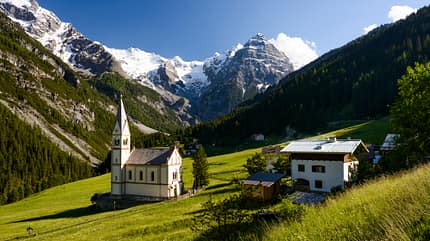 Die Kirche in Trafoi - im Hintergrund der Ortler