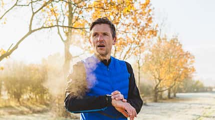 Läufer im Herbst - mit Weste und Smartwatch Läufer im Herbst - mit Weste und Smartwatch