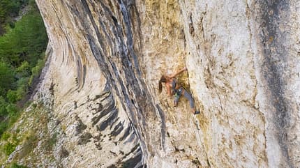 Rock climber ascending cliff Kroatien Klettern Sportklettern Klettererin Felsen Urlaub Rock climber ascending cliff Kroatien Klettern Sportklettern Klettererin Felsen Urlaub