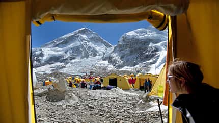 Blick aus dem Zelt aufs Everest-Basislager, im Hintergrund schlängelt sich der Khumbu-Eisfall Richtung Everest. Blick aus dem Zelt aufs Everest-Basislager, im Hintergrund schlängelt sich der Khumbu-Eisfall Richtung Everest.