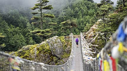 Hängebrücke auf dem Weg zum Basislager in Nepal. Hängebrücke auf dem Weg zum Basislager in Nepal.