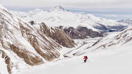 active,activity,cloud,cold,down,energy,excursion,experience,georgia,gudauri,landscape,leisure,mountainscape,nature experience,nature tourism,ski area,ski mountaineering,ski tour,skiing holiday,summit,traveller,vastness,view,winter holiday,winter landscape Georgia, Caucasus, Gudauri, man on a ski tour riding downhill Georgien