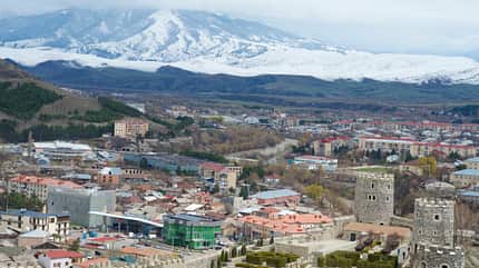 View over Akhaltsikhe and Rabati Castle towards the snowcapped Lesser Caucasus Mountains from Jakeli Castle Armenien Kleiner Kaukasus Rabati Burg View over Akhaltsikhe and Rabati Castle towards the snowcapped Lesser Caucasus Mountains from Jakeli Castle Armenien Kleiner Kaukasus Rabati Burg