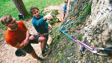 Nico Favresse unterrichtet Standplatzbau beim PETZL Kletterfestival im Frankenjura Nico Favresse unterrichtet Standplatzbau beim PETZL Kletterfestival im Frankenjura