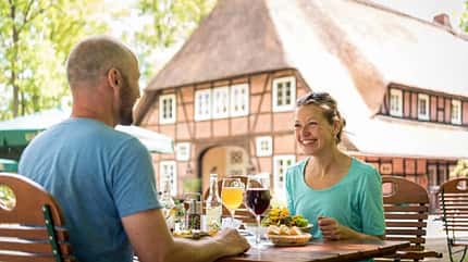 Zwischen Bremen und Lüneburg, am Rand der berühmten Heide, steht der Hof Tütsberg, ein Haus aus dem 16. Jahrhundert. Zwischen Bremen und Lüneburg, am Rand der berühmten Heide, steht der Hof Tütsberg, ein Haus aus dem 16. Jahrhundert.