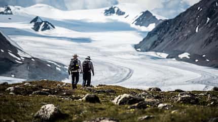 Eisige Atmosphäre: Der Ale- xander-Gletscher (l.) trifft auf den Potanin-Gletscher. Eisige Atmosphäre: Der Ale- xander-Gletscher (l.) trifft auf den Potanin-Gletscher.