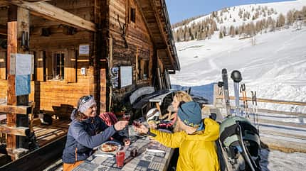 Hütteneinkehr im Winter, Welsberg, Gsies, Südtirol, Italien Hütteneinkehr im Winter, Welsberg, Gsies, Südtirol, Italien