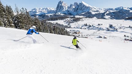 Skifahren in der Dolomitenregion Seiser Alm, Südtirol, Italien Skifahren in der Dolomitenregion Seiser Alm, Südtirol, Italien