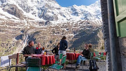Auf der Terrasse des Berggasthauses Obersteinberg, Lauterbrunnental im Berner Oberland, Schweiz Auf der Terrasse des Berggasthauses Obersteinberg, Lauterbrunnental im Berner Oberland, Schweiz