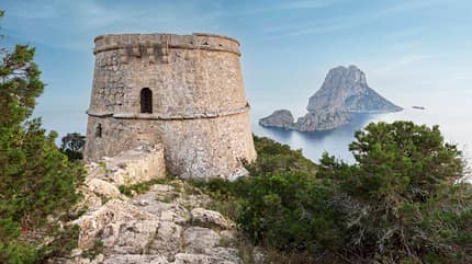 Insel Es Vedrà Blick vom Torre des Savinar Ibiza Balearische Inseln Balearen Spanien Urlaub Strand Küste Meer Wandern Insel Es Vedrà Blick vom Torre des Savinar Ibiza Balearische Inseln Balearen Spanien Urlaub Strand Küste Meer Wandern