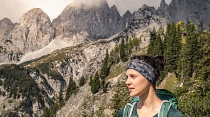 Wanderin im Kaisergebirge, Tirol, Österreich Wanderin im Kaisergebirge, Tirol, Österreich