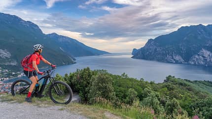 Mountainbikerin am Gardasee, E-Bike, Italien Mountainbikerin am Gardasee, E-Bike, Italien