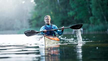 Paddlerin auf Tour, Kajak Paddlerin auf Tour, Kajak