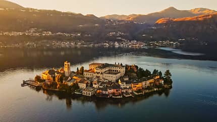 Insel San Giulio bei Sonnenuntergang - Ortasee - Italien Insel San Giulio bei Sonnenuntergang - Ortasee - Italien