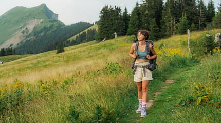 Frau mit Rucksack in den Schweizer Bergen - Bergwandern Frau mit Rucksack in den Schweizer Bergen - Bergwandern