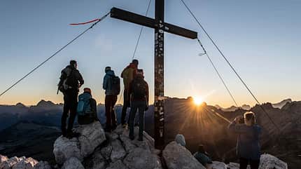 Sonnenaufgangswanderung in der Dolomitenregion Seiser Alm Sonnenaufgangswanderung in der Dolomitenregion Seiser Alm