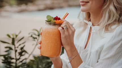 Frau trinkt Smoothie oder Cocktail Frau trinkt Smoothie oder Cocktail