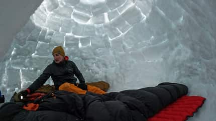 Iglu bauen mit Abenteuerreich Erlebnistouren in der Schweiz