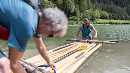 Floßbau: auf einem Floß ein Stück die Isar hinabfahren